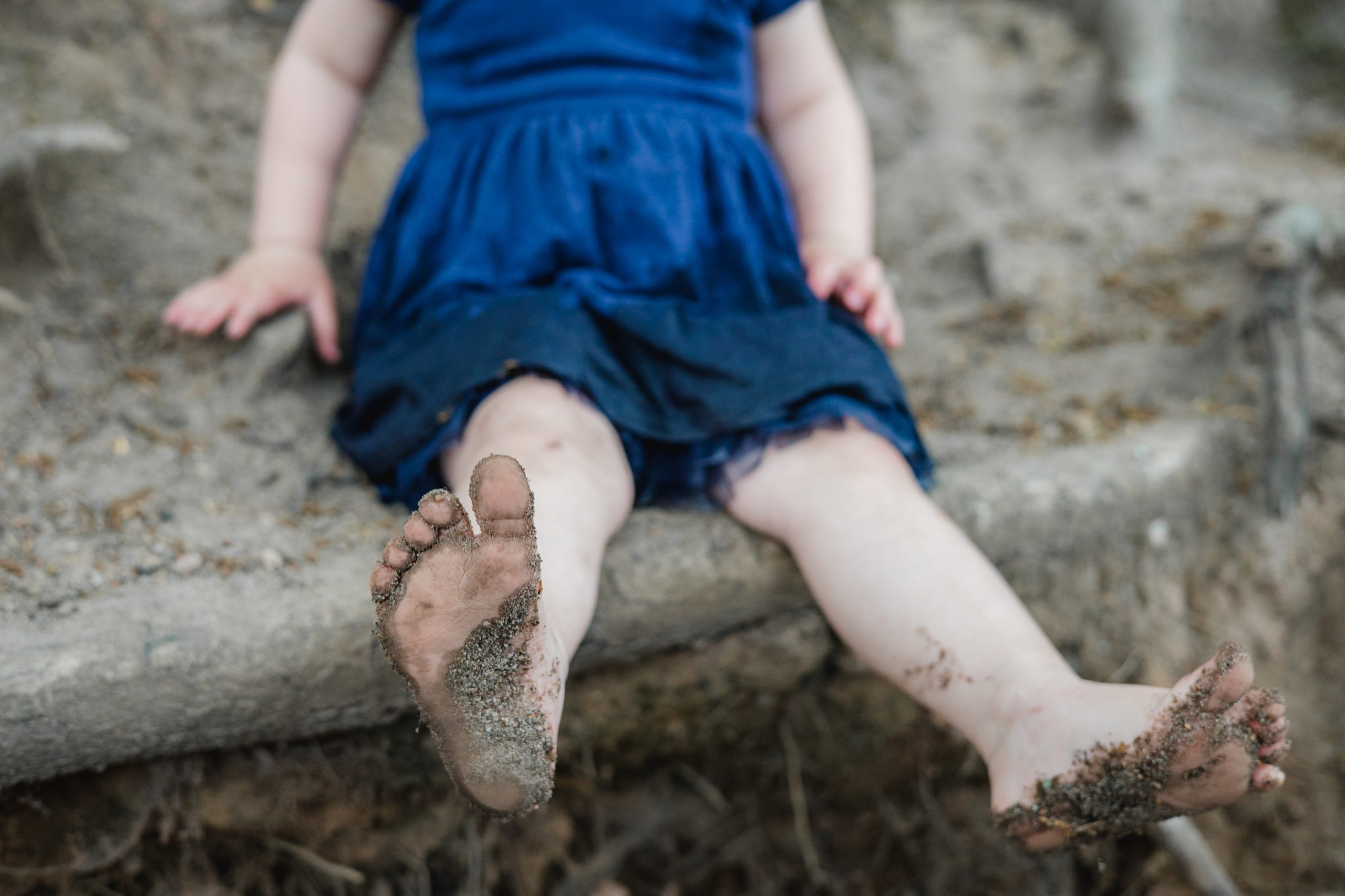 Schmutzige Kinder Füße mit Matsch